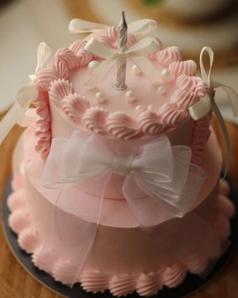 Sweet, petite, and oh-so-elegant! 🎀💖 This 1-pound mini tier cake is the perfect choice when you want something small yet stunning. Perfect for intimate celebrations, this peachy pink beauty is adorned with delicate bows and pearls for that extra touch of charm! 🌸✨ Why settle for ordinary when you can have something extraordinary? 🎂 WhatsApp us on 7044955912 for custom mini cakes like this one! Let's make your special moments even sweeter. #TheBakingMumma #MiniCake #CustomCake #HomeBaker #C... Mini Birthday Cake Ideas For Her, Mini Tier Cake, Bows And Pearls, 12th Birthday Cake, 2 Birthday Cake, Mini Cakes Birthday, Monthly Baby, Tier Cake, 2 Birthday