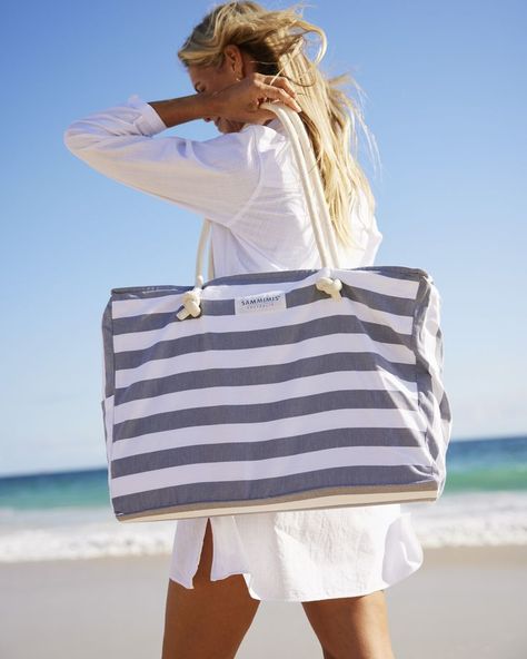 Summer Bags Beach, Beach Bag Essentials, Compost Bags, Striped Bags, Diy Bag Designs, Water Bottle Holders, Big Bags, Us Beaches, Life Size