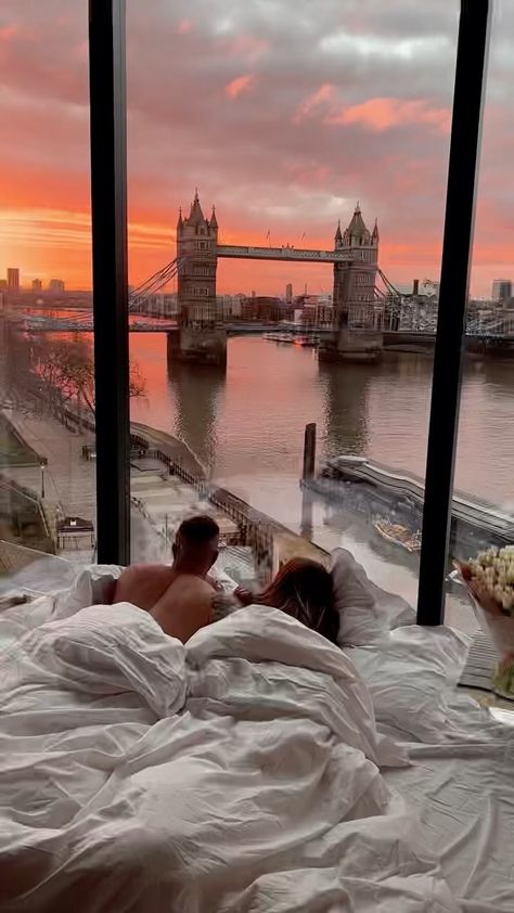 Cheval Three Quays, Honeymoon Night, Luxury Lifestyle Couple, Luxury Couple, Couples Vacation, London Hotels, Flowers Spring, Tower Of London, Romantic Dates