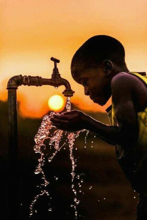 Homeless Kids, Mother Africa, Afrique Art, World Vision, Image Swag, African Children, Safe Drinking Water, Water Photography, Foto Art