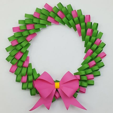 Paper Wreath Diy Christmas, Diy Paper Wreath, Paper Christmas Wreath, Simple Christmas Crafts, Paper Wreath Diy, Christmas Wreath Making, Christmas Tutorial, Wreath Making Tutorials, Diy Wreath Making