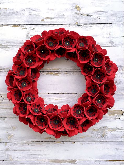 Memorial Day Poppy, Memorial Day Poppies, Remembrance Day Activities, Felt Flower Template, Remembrance Day Poppy, Memorial Day Decorations, Poppy Wreath, Memorial Day Wreaths, Egg Cartons