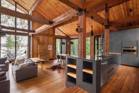 UN REFUGIO EN LOS BOSQUES DE CANADÁ Un entorno de naturaleza viva, y un interior que celebra el triunfo de la madera. ¿Quién necesita más? Arquitectura: Cardin Julien Foto: Olivier Blouin #casa #bosque #cabaña #montaña #canada #deco #decopractica #decofresca #historiasparavivir #interiores #inspo #cocina #salon #madera Wood Fireplace Wall, Rustic Modern Interior, Fireplace Wall Design, Wood Wall Covering, Wall Design Ideas, Build House, Wood Railing, Rustic Exterior, Wood Fireplace