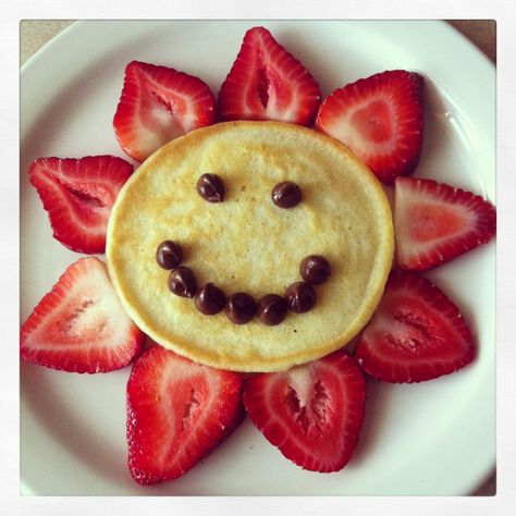 Delicious Fun Smiley Face Pancakes! Pastel Cupcakes, Decorações Com Comidas, Food Art For Kids, Birthday Breakfast, Cute Snacks, Easy Food Art, Fun Snacks For Kids, Toddler Snacks, Kids Food