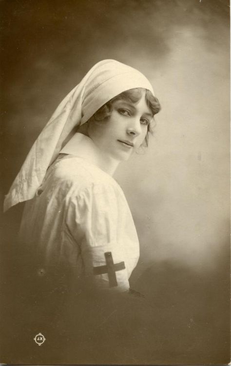 Nursing Pictures, Red Cross Nurse, Nurse Art, Vintage Nurse, Vintage Aviation, American Red Cross, Nurse Uniform, Foto Art, Red Cross