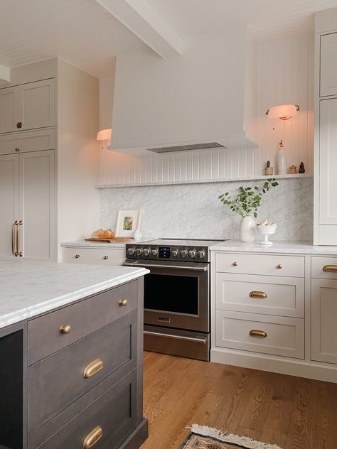 Kitchen Hood Design, Green Kitchen Cabinets, Classic Kitchen, Kitchen Hoods, Hello Lovely, Transitional Kitchen, Kitchen Inspiration Design, Green Kitchen, Wooden Kitchen