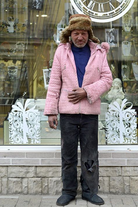 Meet 55-Year-Old Slavik, The Most Fashionable Homeless Man In Ukraine Best Man's Outfit, His Clothes, Contact Print, Lviv Ukraine, Homeless People, Street Fashion Photography, Trash Bins, Lviv, Bored Panda