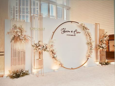 Archway Wedding Decor, Wedding Hallway Decor, Wedding Backdrop Design Indoor Reception, Wedding Stage Backdrop Elegant, Wedding Stage Decorations Elegant, Dekor Engagement, Dreamy Wedding Decor, Wedding Decoration Idea, Ideas Wedding Decoration