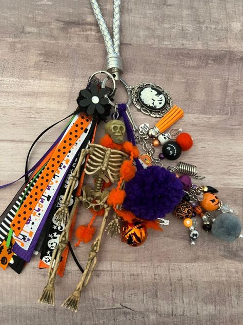 Diy Keychain Ideas, Halloween Purse, Diy Keychains, Paper Chase, Handmade Leather Jewelry, Keychain Ideas, Boho Jewels, Bogg Bag, Fairy Charms