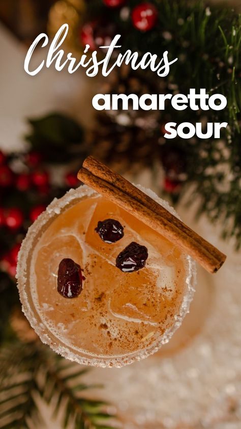 Christmas amaretto sour Holiday Amaretto Drinks, Christmas Drinks With Amaretto, Christmas Amaretto Sour, Christmas Sour Cocktail, Amaretto Christmas Drinks, Amaretto Punch, Amaretto Sour Recipe Easy, Amoretto Sour, Amaretto Cocktails