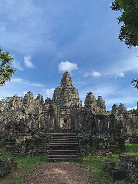 Temple du Bayon - Cambodge 2022 - @luciemennrath Bayon Temple Cambodia, Cambodia Aesthetic, Cambodia Temple, Khmer Architecture, Bayon Temple, 3 Aesthetic, Hindu Temples, White Temple, Ancient Temple