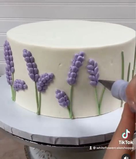 Spring Cake Designs, Flower Cake Design, Cake Decorating Flowers, Lavender Cake, Cupcake Decorating Tips, Cake Decorating For Beginners, Buttercream Flower Cake, Spring Cake, Simple Cake Designs