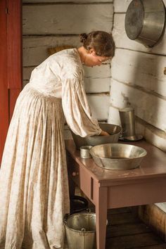 ~•✿.•:*¨♦¨*:•.✿•~ Prairie Aesthetic, Pioneer Clothing, Pioneer Day, Pioneer Life, Prairie Home, Daily Chores, Living History Museum, Shoe Making, Period Outfit