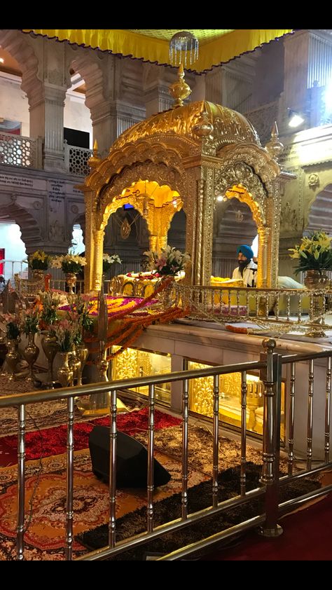 Sis ganj sahib Gurudwara Sis Ganj Sahib, Gurudwara Aesthetic, English Quotation, Gurudwara Sahib Wallpaper, Gurudwara Sahib, Bangla Sahib, Instagram Food Pictures, Guru Nanak Wallpaper, Golden Temple Amritsar