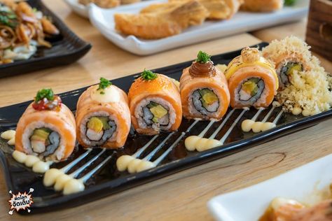 Sushi Plating, Garnish Tumpeng, Food Plating Design, Sushi Bar Design, Sushi Nori, Sushi Fillings, Japanese Food Photography, Maki Roll, Vegan Sushi