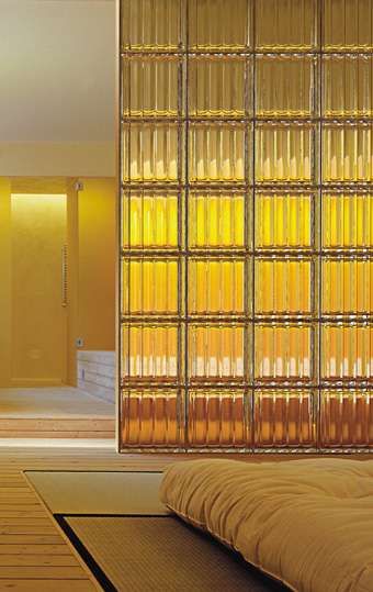 Looking for a smart and elegant solution to divide the spaces of your home? Glass tiles and blocks allow you to create entire partitions without encumbering spaces. Japanese Cabin, Glass Partition Designs, Glass Tile Bathroom, Glass Blocks Wall, Sf Apartment, Glass Partition Wall, Partition Walls, Glass Room Divider, Room Tiles