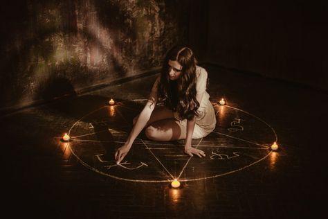 Witch Powers, Pagan Rituals, Yennefer Of Vengerberg, Moon Witch, Halloween Photoshoot, Season Of The Witch, Witch Aesthetic, Fantasy Aesthetic, Cinematic Photography