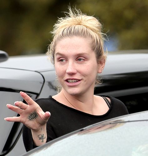 Kesha stepped out in Los Angeles on Feb. 7 without makeup, but with a smile, looking calm and happy one year after rehab Her Cut, Kesha, No Makeup, Photo Makeup, Celebrity Beauty, Without Makeup, Nicole Kidman, Free Makeup, Famous Faces