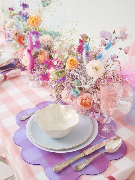 Summer Centerpiece Ideas, Pastel Floral Arrangements, Floral Spray Paint, Hijab Party, Spring Shoot, Dyed Flowers, Fun Straws, Funky Wedding, Garden Centerpiece