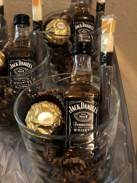 Christmas Gift Ideas For Neighbors, Festa Jack Daniels, Gift Ideas For Neighbors, Easy Christmas Gift Ideas, Liquor Gifts, Neighbor Christmas Gifts, Gift For Mom Christmas, Christmas Gift Basket Ideas, Mens Birthday Party