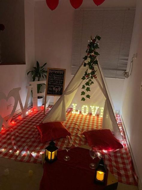 Make your indoor date night romantic! You can use battery operated fairy lights to add to the ambiance along with comfy pillows! To create a fort you can use sheer curtains, they're lighter than sheets! Romantic Dinner Decoration, Romantic Room Decoration, Garland Lights, Pet Teepee, Indoor Picnic, Birthday Room Decorations, Romantic Date Night Ideas, Romantic Date Night, Romantic Surprise