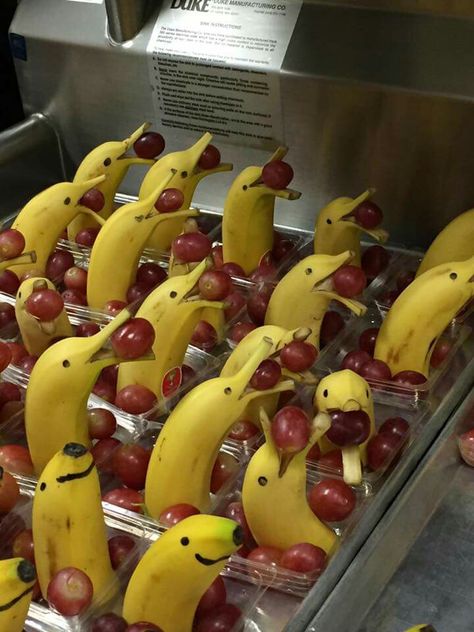 Banana Seals Fruit Tables, Lobster Party, Vegetable Animals, Halloween Breakfast, Fruit Creations, Diy Edible, Fruit Animals, Fruit And Vegetable Carving, Vegetable Carving