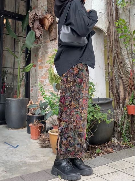 Flows Skirt Outfit, Long Skirt With Button Down Shirt, Long Skirt Button Up Shirt, Hijab Maxi Skirt Outfit, Long Skirt Layered Outfit, Long Skirts With Sweaters Outfit, Y2k Maxi Skirt Outfit, Long Skirt And Hoodie, Hoodie With Long Skirt