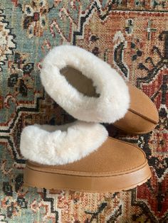 Cute Uggs, Shoe Hacks, Ways To Lace Shoes, Fluffy Shoes, Crocs Fashion, Fancy Heels, Tennis Shoes Outfit, Preppy Shoes, Pretty Shoes Sneakers