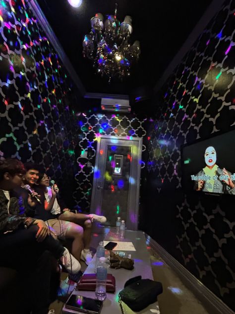 #dates #friends #karaoke #singing #aesthetic #lights #discoparty Korean Karaoke Room, Karaoke Room Aesthetic, Karaoke Date, Karaoke With Friends, Karaoke Aesthetic, Singing Aesthetic, Photography Studio Spaces, Aesthetic Lights, Karaoke Bar