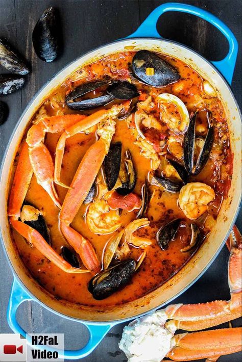 Classic cioppino in a large blue Dutch oven. Italian Seafood Stew, Cioppino Recipe, Seafood Stew Recipes, Italian Seafood, Resep Pasta, Seafood Stew, Dutch Oven Recipes, Seafood Soup, Oven Recipes