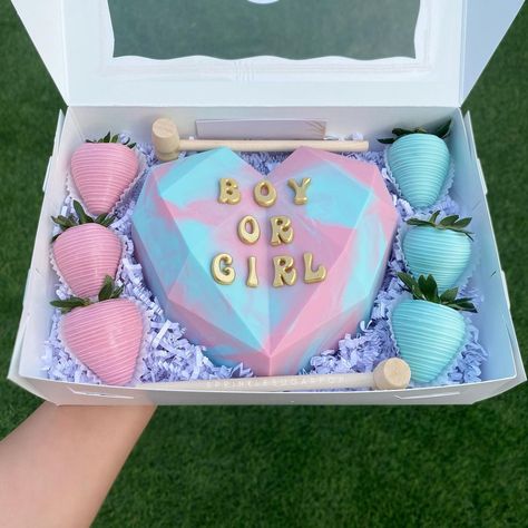 Gender Reveal Heart Smash, Breakable Chocolate Heart Ideas Gender Reveal, Gender Reveal Chocolate, Gender Reveal Chocolate Heart, Breakable Heart Gender Reveal, Gender Reveal Smash Heart, Gender Reveal Cakesicles, Gender Reveal Chocolate Strawberries, Gender Reveal Strawberries