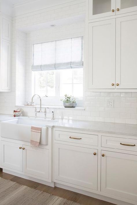 Model Dapur, White Shaker Kitchen, White Subway Tiles, Bright Kitchens, White Kitchen Design, Subway Tiles, Transitional Kitchen, Kitchen Inspiration Design, Kitchen Redo