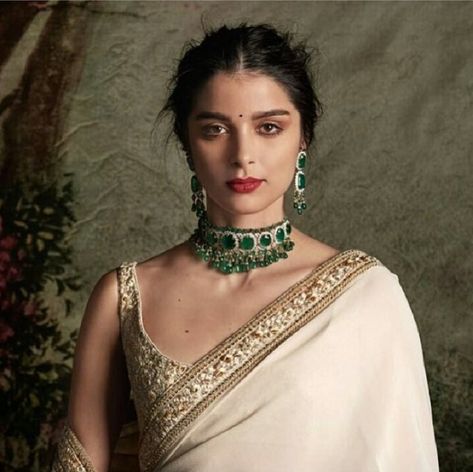 भारतीय दुल्हन संबंधी, Sabyasachi Jewellery, Necklace Set Indian, Wearing Jewelry, Indian Bridal Outfits, Desi Wedding, Indian Wedding Jewelry, Stylish Sarees, Green Jewelry