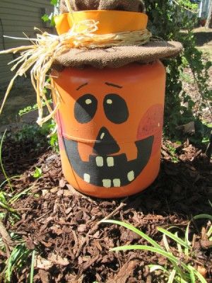 Repurposed Helium Tank Jack-o-Lantern Art With Spray Paint, Jack O Lantern Diy, Propane Tank Art, Spray Paint Crafts, Helium Tank, Recycled Projects, Fall Halloween Decor, Into Art, Balloon Design