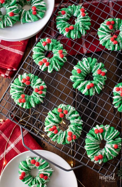 Wreath Spritz Cookies, Festive Cookie Recipes, Christmas Spritz Cookies, Christmas Wreath Cookies, Cookie Holiday, Cookies Shortbread, Chewy Gingerbread Cookies, Christmas Food Treats, Christmas Shortbread