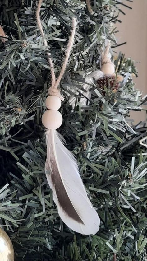 Pheasant Feather Ornaments Diy, Feather Christmas Tree Ornaments, Jute Feathers Diy, Diy Chicken Feather Crafts, Crafts With Turkey Feathers, Decorating With Turkey Feathers, Christmas Feather Decorations, Diy Feather Christmas Ornaments, Diy Feather Ornaments