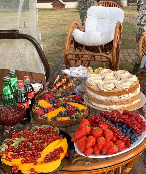 Table Full Of Food, Different Types Of Food, Think Food, Picnic Food, Food Goals, Food Is Fuel, Types Of Food, Pretty Food, Food Cravings