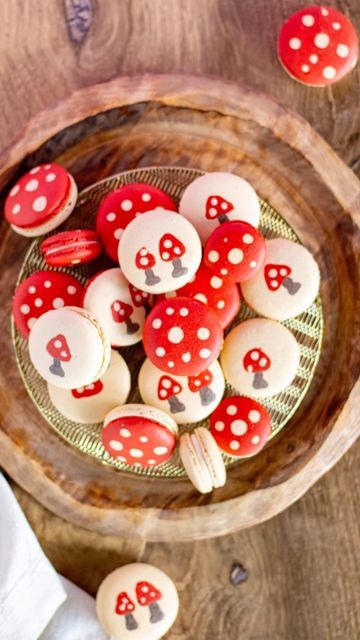 Mushroom Macarons, Fantasy Snacks, Mushroom Treats, Macaroon Designs, Macaron Designs, Macarons Ideas, Macarons Aesthetic, Fairy Food, Spring Baking