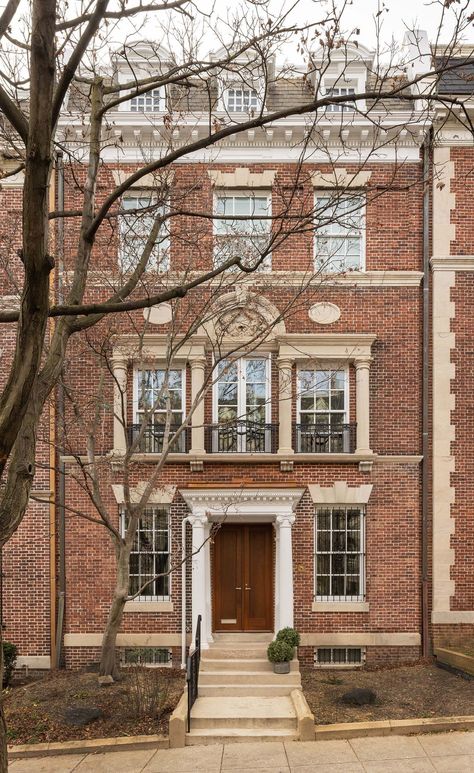 A modern renovation of a townhouse for empty nesters in Washington, DC Washington Dc Townhouse, Dc Townhouse, Millionaire Mansion, Classical Home, Fireplace Fronts, Grand Entryway, Classical House, Glazed Brick, New Staircase