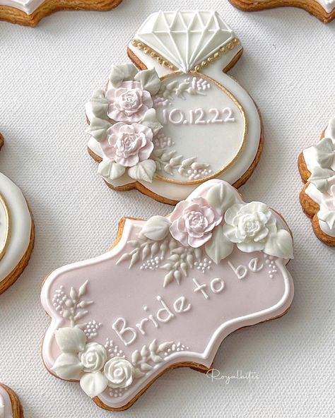 Royalbites | Sugar Cookie Artist (@royalbites) • Instagram photos and videos Bridal Shower Cookies Ideas, Fondant Biscuits, Jasper Wedding, Beautiful Biscuits, Bride Cookies, Elegant Cookies, Wedding Shower Cookies, Anniversary Cookies, Engagement Cookies