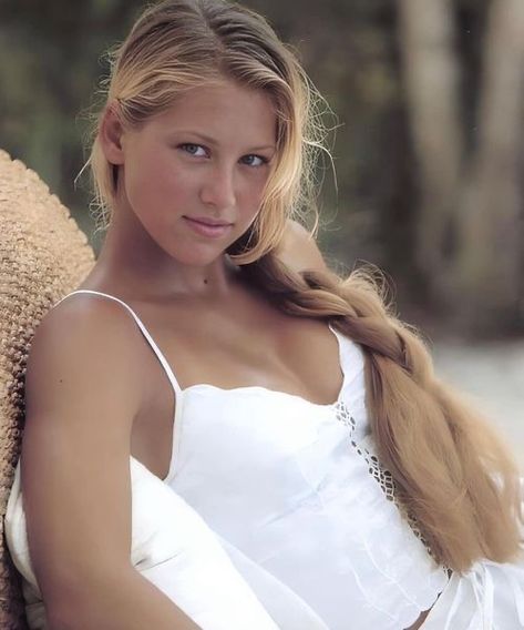 Vintage Photography Women, Anna Kournikova, Perfect 10, Vintage Models, Strike A Pose, Tennis Players, Vintage Photography, Hair Looks, Style Guides