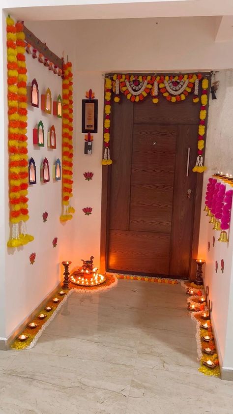 Diwali Home Decor, Simple Flower Rangoli, Diwali Decoration Ideas, Mandir Decoration, Home Flower Decor, Pooja Decoration, Ganpati Decoration At Home, Rangoli Designs Simple Diwali, Diy Floral Decor