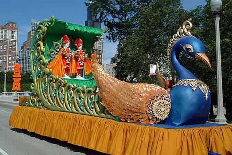 Peacock Parade Float Rio Carnival Floats Ideas, Rath Decoration Idea, Wagon Floats, Carnival Floats, Thermocol Craft, Diya Designs, Mandir Decoration, Wallpaper Edge, Kids Wagon