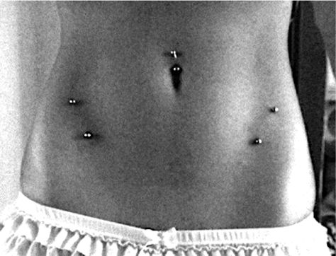 Belly button piercing and hip piercing Hipbone Piercing, Hip Piercings, 2012 Aesthetic, Hip Piercing, Dream Piercings, Pretty Piercings, Piercings Ideas, Piercing Inspo, Button Piercing