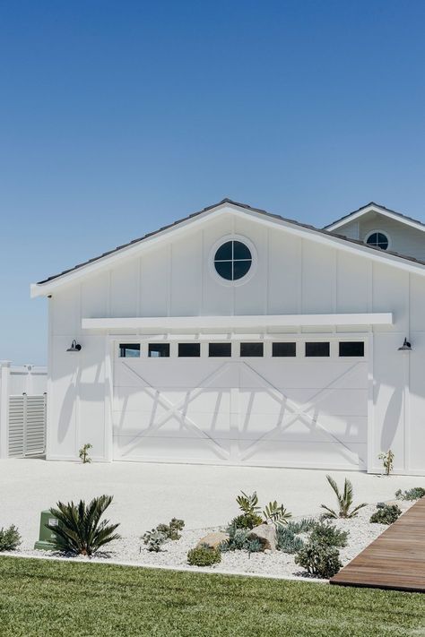 Hamptons Style Facade, Coastal Brick House Exterior, White Rendered House Exterior, Coastal Driveway, Beach House Driveway, White Coastal House, Ranch Beach House, White Rendered House, Beach House Facade