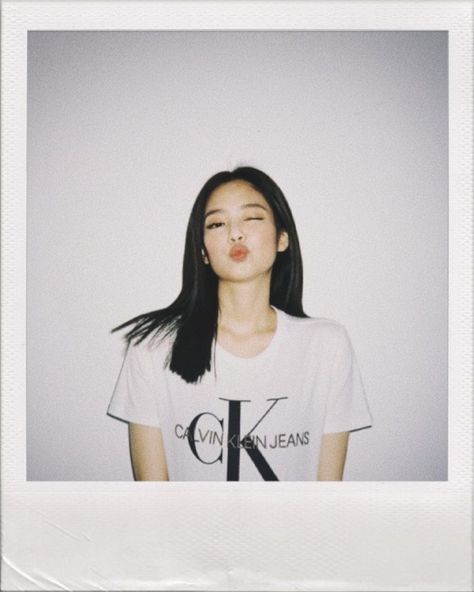 Jennie BlackPink Polaroid Aesthetic Polaroid Aesthetic, 사진 촬영 포즈, Jennie Kim Blackpink, Dessin Adorable, Jennie Lisa, Blackpink Photos, Black Pink Kpop, Blackpink Fashion, Blackpink Jennie