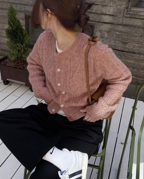 Pink Pants Winter Outfit, Thrifted Outfits, Aesthetic Cute, 가을 패션, Professional Outfits, Fashion Aesthetic, Colourful Outfits, Casual Style Outfits, Comfy Outfits