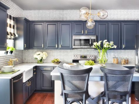 10+ Fabulous Non-White Kitchen Makeovers Modern Grey Kitchen, Melamine Cabinets, Refacing Kitchen Cabinets, Kabinet Dapur, Refinish Kitchen Cabinets, Cabinet Remodel, Revere Pewter, Refinishing Cabinets, Black Kitchen Cabinets