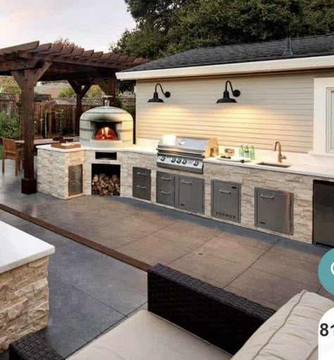 Small Yard Grilling Area, Simple Backyard Kitchen Ideas, Backyard Barbeque Design, Built In Bbq Ideas Outdoor Barbeque, Built In Barbecue Outdoor, Full Outdoor Kitchen, Outdoor Barbeque Area, Barbacoa Jardin, Rustic Outdoor Kitchens