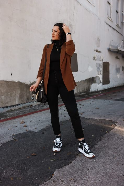 All Black Outfit Buisness Casual Women, Sneakers Outfit 2023, Business Casual With Sneakers, Fall Sneakers Outfit, Bussines Casual Woman, Business Casual Sneakers, Business Casual Jeans, Fashionable Nails, Buisness Casual